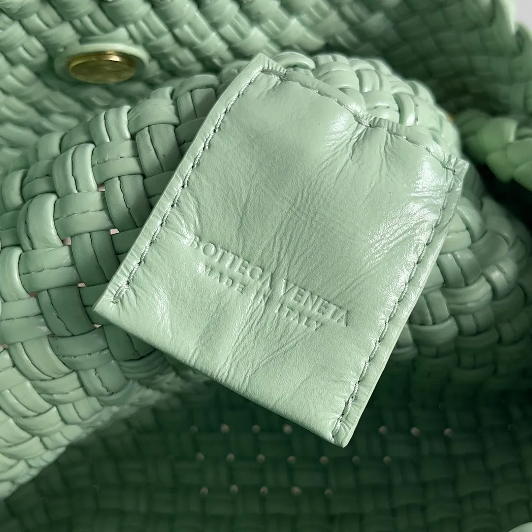 Batch 3760 BV collectible small woven handbags are really YYDS!! Bottega Veneta’s most classic small woven handbags are back! ! We use the highest quality leather with the highest craftsmanship❤️ to create the most expensive works. We have created the Intrecciato leather weaving process❤️ This unique traditional exclusive leather weaving method has not only become our logo but also reflects the time-consuming and labor-intensive craftsmanship of our products❤️ The new TOSCA handbag must be a selection worth collecting🆕 Style number: 776755 Size: 20*15.5*7cm